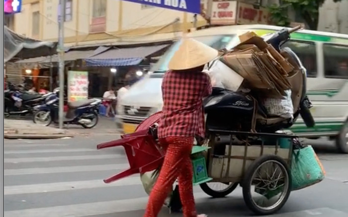 Dân mạng trố mắt ngạc nhiên khi thấy người phụ nữ bán ve chai 'cân' luôn chiếc xe máy Ảnh 2