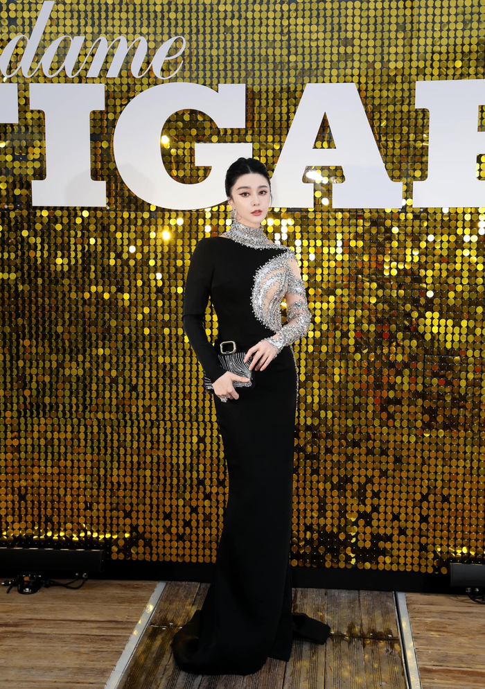 Mọi trang phục mà cô nàng diện đều được chuẩn bị một cách hoàn hảo, chỉn chu. Cô nàng cùng ê-kíp đã cân đo đong đếm cực kỳ hợp lý từ cách trang điểm, phối hợp phụ kiện làm sao để cho ra được một visual 'đắt giá'. 