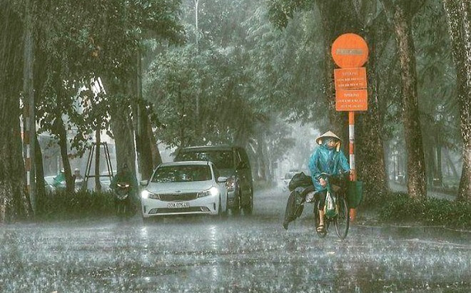 Mưa lớn áp sát miền Bắc, kết thúc chuỗi ngày nắng nóng đỉnh điểm Ảnh 2