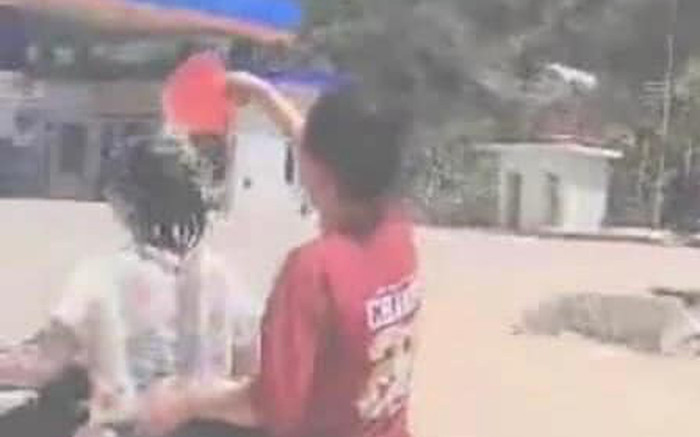 Vừa đi xe máy vừa dội nước tắm cho nhau trên đường, 2 nữ sinh nhận kết 'đắng' Ảnh 2