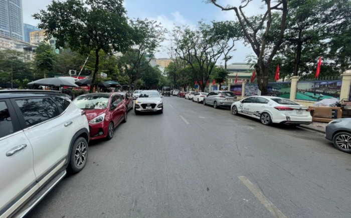 'Biển người' xếp hàng bốc thăm mua nhà ở xã hội, nhiều người đi ô tô đỗ dọc đường Ảnh 2