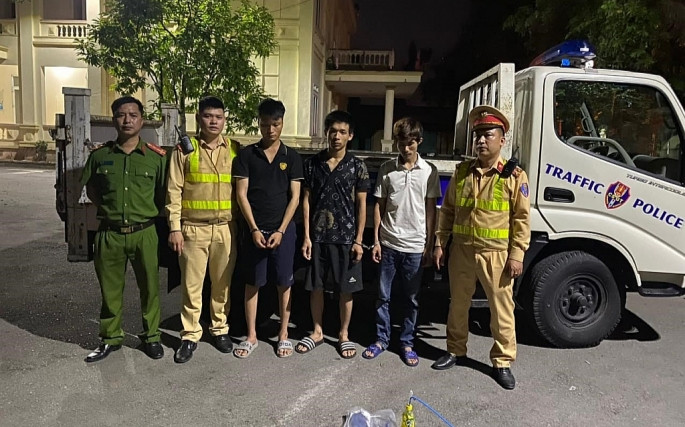 Rủ nhau 'làm bậy' trong nhà nghỉ, 3 thanh niên không kịp xoay sở khi Công an ập vào kiểm tra Ảnh 2