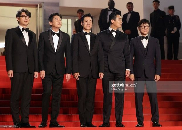 Cannes ngày thứ 6: Lưu Thi Thi - Dương Tử Quỳnh nổi bần bật, 1 nữ diễn viên chống nạng lên thảm đỏ Ảnh 12