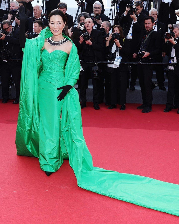 Cannes ngày thứ 6: Lưu Thi Thi - Dương Tử Quỳnh nổi bần bật, 1 nữ diễn viên chống nạng lên thảm đỏ Ảnh 4