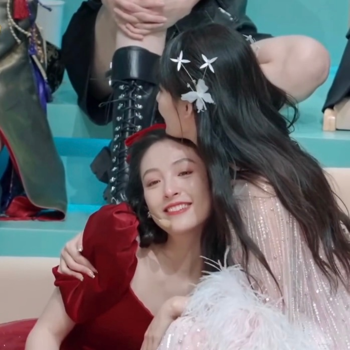 Khoảnh khắc Trương Gia Nghê ôm Ngô Thiến tại Đạp Gió đã 'đốn tim' không ít khán giả