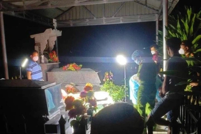 Hiện trường phát hiện người đàn ông tử vong bên mộ vợ