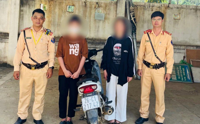 Công an triệu tập 2 nữ sinh vừa đi xe máy vừa dội nước tắm cho nhau giữa đường Ảnh 2