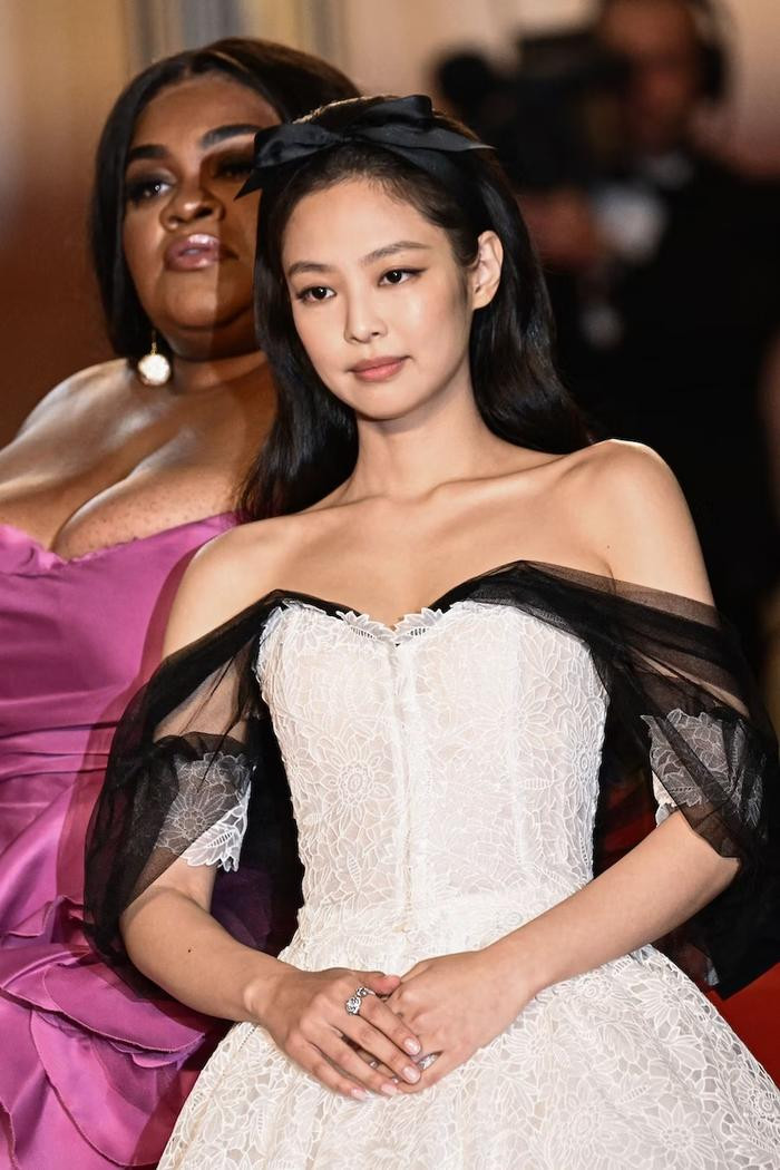 Jennie (BLACKPINK) hóa tiểu thư thanh lịch, nhan sắc kiều diễm hút mắt tại thảm đỏ Cannes ngày 7 Ảnh 2