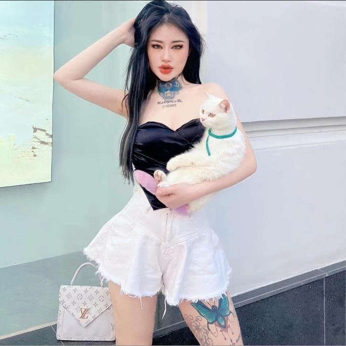 'Hotgirl bể cá' Ngân Baby 'khóc hết nước mắt' vì bị dân mạng chửi bới, lại còn nhắc đến người mẹ quá cố Ảnh 1