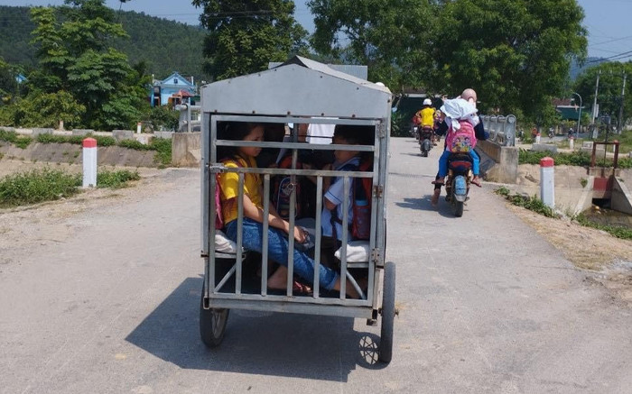 Xôn xao hình ảnh xe tự chế chở trẻ đi học giữa nóng đỉnh điểm Ảnh 2