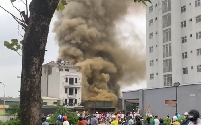 Cháy lớn ở Đền Lừ, cột khói nghi ngút bốc lên cao khiến nhiều người sợ hãi Ảnh 2