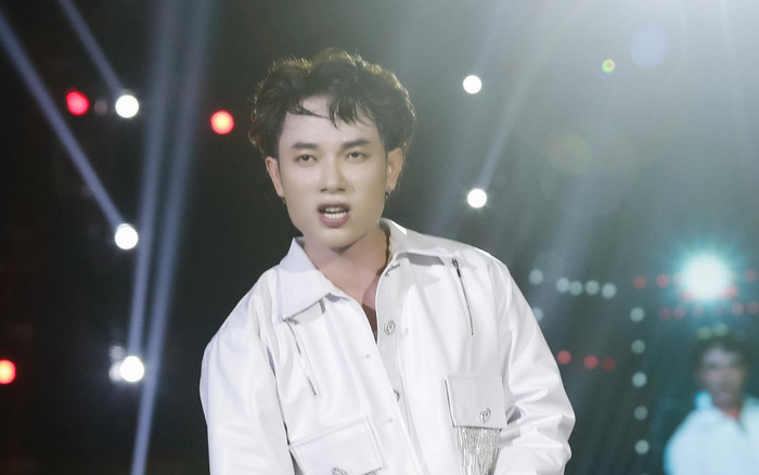 Trúc Nhân nhận 'cái kết đắng' khi lỡ tay ném áo xuống phía khán giả Ảnh 2