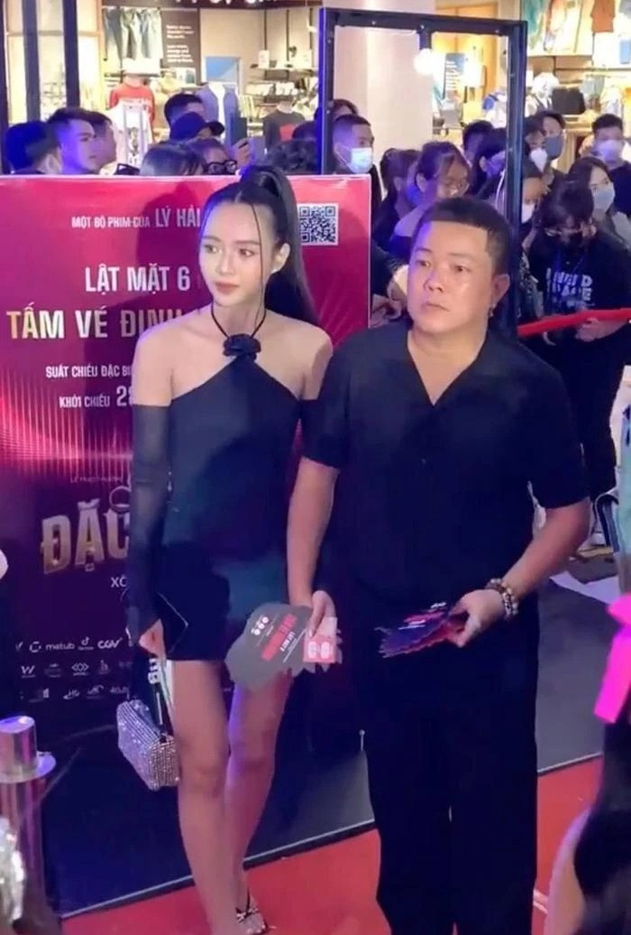 Trước đó Hoàng Mèo cũng nắm tay một cô gái lạ mặt xuất hiện tại sự kiện khiến dân mạng xôn xao.