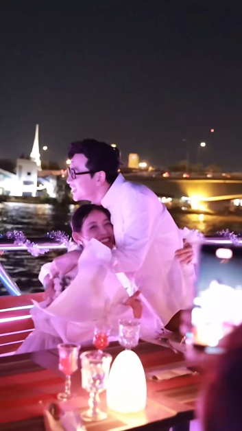 Trước lời cầu hôn của Phí Ngọc Hưng, Trương Mỹ Nhân đã nở nụ cười đầy rạng rỡ và đồng ý với 'nửa kia'