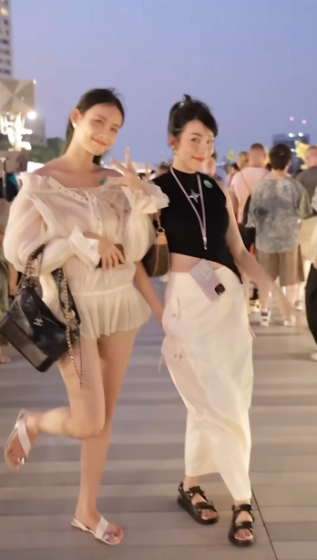 Trương Mỹ Nhân không hề hay biết sẽ được bạn trai cầu hôn khi đi du lịch