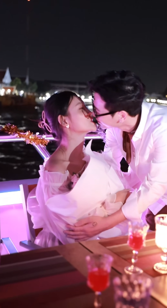 Màn 'khóa môi' giữa Trương Mỹ Nhân và Phí Ngọc Hưng đã 'đốn tim' không ít người hâm mộ