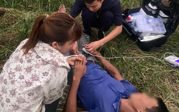 Gặt lúa dưới dưới cái nóng 40 độ C, người đàn ông bất ngờ ngất xỉu và co giật giữa cánh đồng Ảnh 2