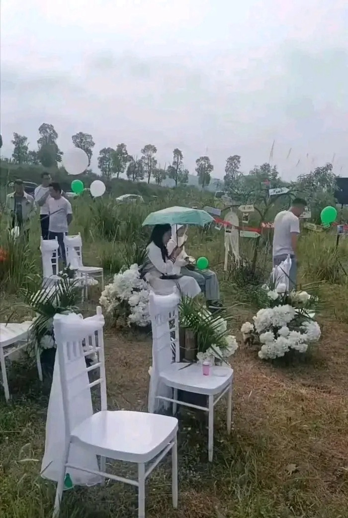 Tông trắng - xanh để thực hiện đám cưới cũng khiến dân tình có cảm giác không giống với đám cưới lắm