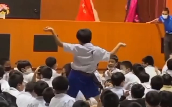 Tiết mục văn nghệ của cô nhưng trò chiếm trọn 'spotlight', hội trường đổ dồn chú ý vì điều bất ngờ này Ảnh 2