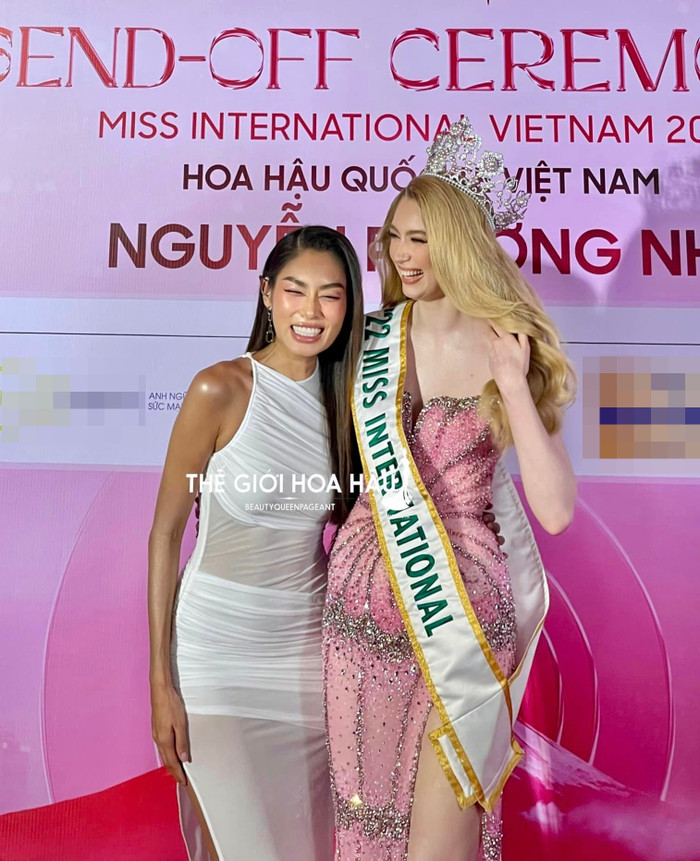 Á hậu Phương Nhi bật khóc khi ba, mẹ và anh trai có mặt tại buổi con gái nhận sash Ảnh 2