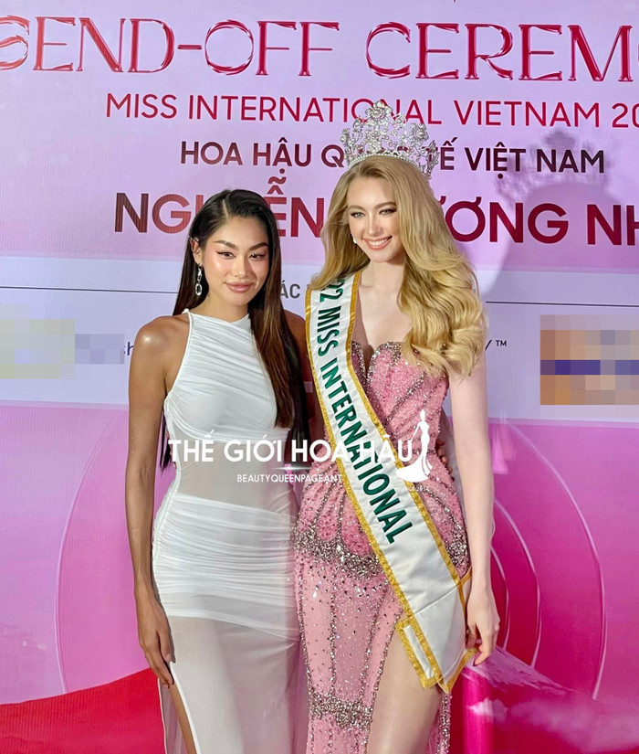 Á hậu Phương Nhi bật khóc khi ba, mẹ và anh trai có mặt tại buổi con gái nhận sash Ảnh 1