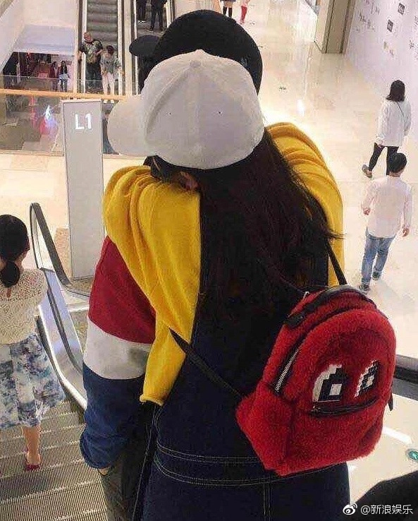 Ảnh cặp đôi ôm nhau từ năm 2018. 