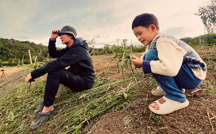 Lý Hải cho các con trải nghiệm với đồng ruộng, 'dầm mưa dãi nắng' Ảnh 2