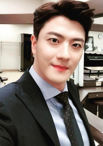 &nbsp;Cặp đôi đã nảy sinh một tình yêu đẹp với niềm đam mê chung là âm nhạc. Yoon Hyung-ryeol ra mắt với tư cách ca sĩ vào năm 2006.&nbsp;