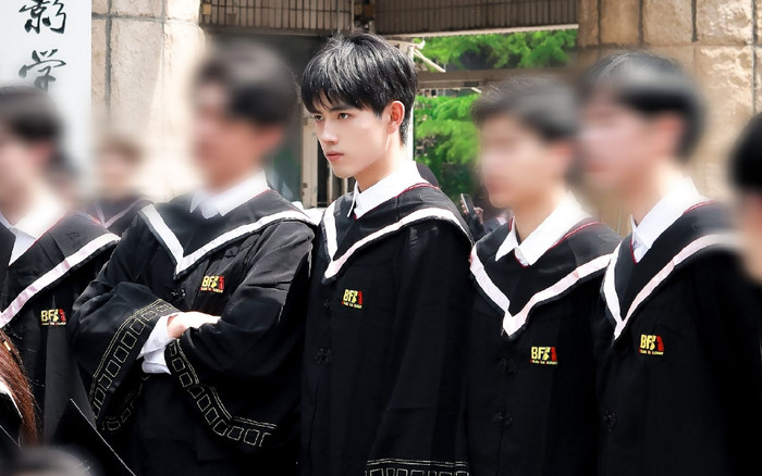 Trần Phi Vũ khoe visual 'hút hồn' khi chụp ảnh kỷ yếu Ảnh 2