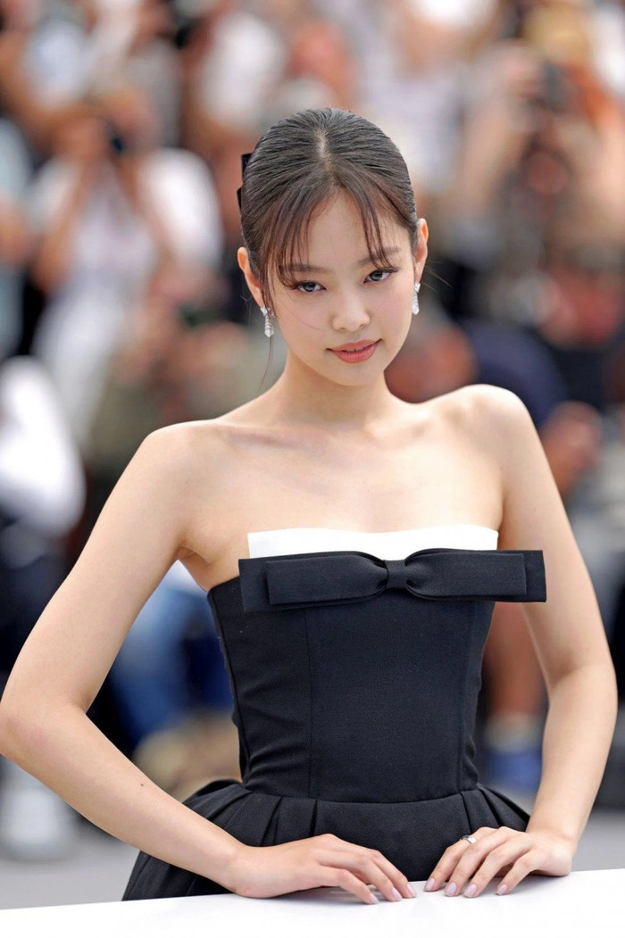 Phong cách trang điểm của Jennie tại Cannes gây xôn xao cõi mạng Ảnh 3