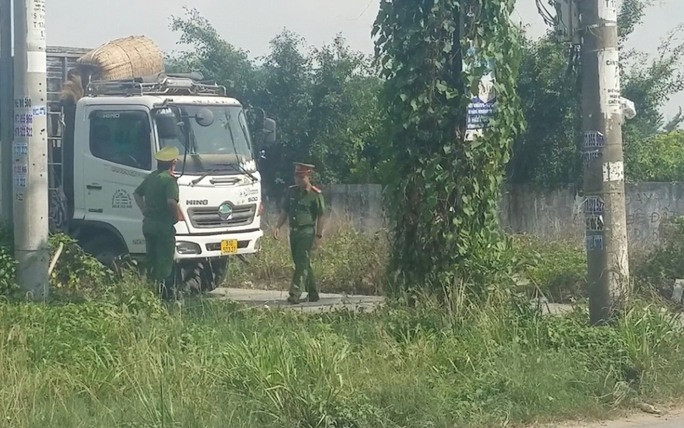 Nghe tiếng động mạnh, người dân chạy đến kiểm tra liền phát hiện cảnh tượng khó tin dưới gầm xe tải Ảnh 2