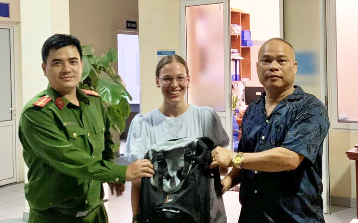 Nữ sinh viên người Pháp bị thất lạc chiếc balo và cái kết ấm lòng Ảnh 2