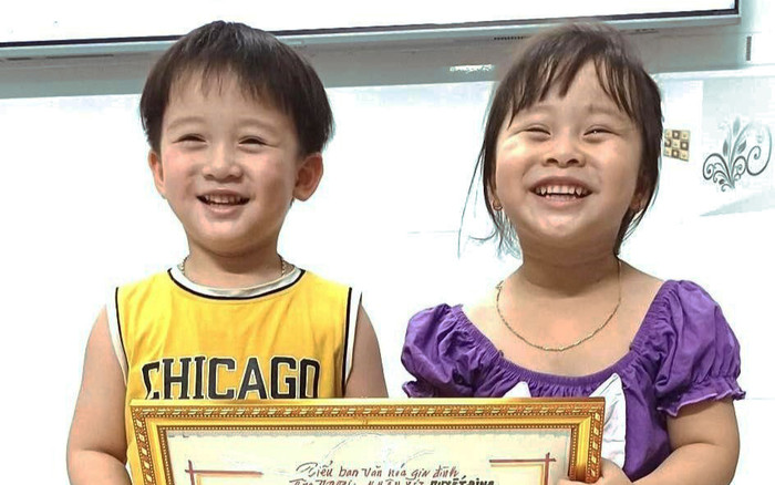 'Đốn tim' nụ cười trong veo của 2 em bé khi nhận giấy khen từ ông ngoại với các thành tích cực đặc biệt Ảnh 2
