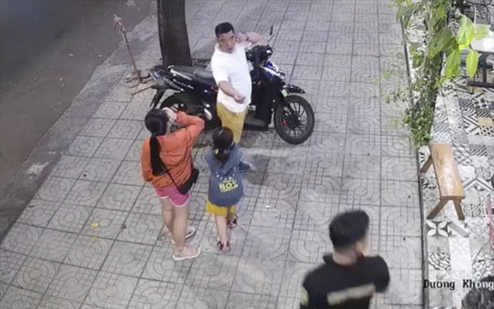 Quên ví chứa 200 triệu ở quán cà phê nhưng quay lại tìm không thấy, check camera phát hiện điều bất ngờ Ảnh 2