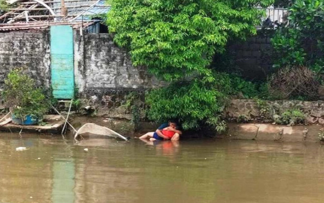 Xót xa cảnh người cha gào khóc, ôm thi thể con trai lớp 1 chết đuối ở con sông trước nhà Ảnh 2