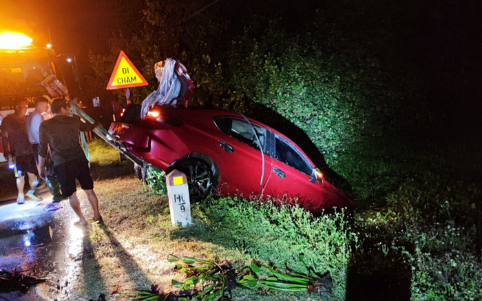 6 người thương vong sau cú lao xuống hồ nước của ô tô 5 chỗ Ảnh 2