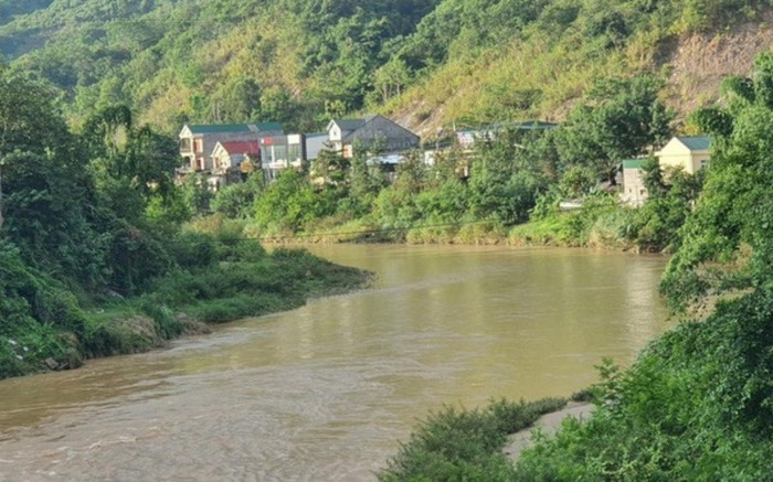 Ba bé gái rủ nhau đi tắm sông giữa trưa và cảnh tượng đau lòng sau đó Ảnh 2