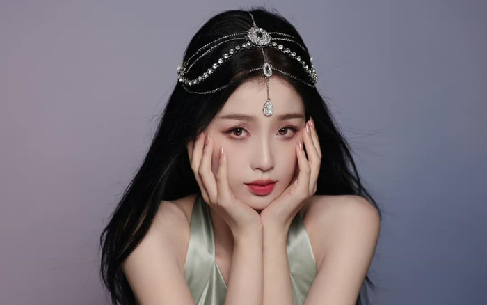 Ngu Thư Hân bị chê 'photoshop đến cha mẹ không nhận ra', định cosplay Địch Lệ Nhiệt Ba? Ảnh 2