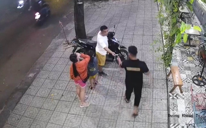 Người nhặt ví tiền của khách để quên ở quán cà phê giao nộp sau gần 2 tháng, bất ngờ với lời giải thích Ảnh 2