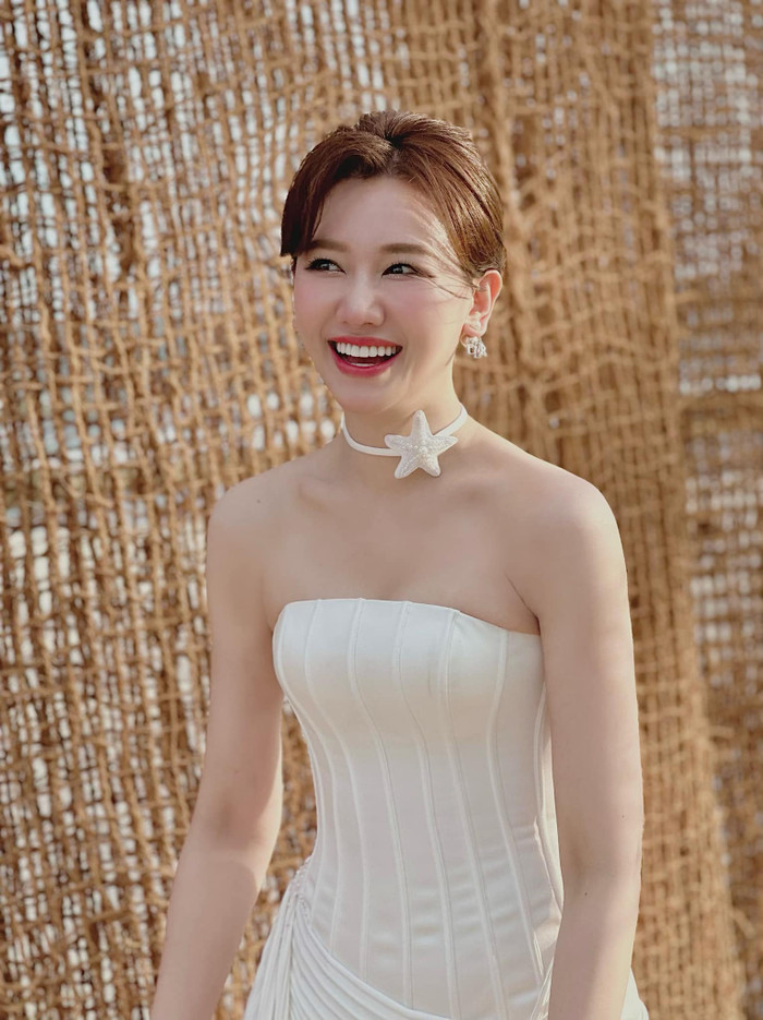 Câu chuyện quỵt nợ mà Hari Won chia sẻ hiện đang thu hút sự quan tâm từ người hâm mộ. Có thể thấy, thủ đoạn lừa gạt của các đối tượng ngày càng tinh vi và khó lường hơn trước. Thế nên, bà xã Trấn Thành cũng mong muốn người hâm mộ nên đề cao cảnh giác để tránh 'tiền mất tật mang'