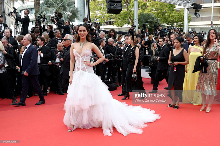 'Búp bê sống' Miss World xuất hiện tại Cannes 2023: Đội vương miện nhưng không ai nhận ra! Ảnh 6