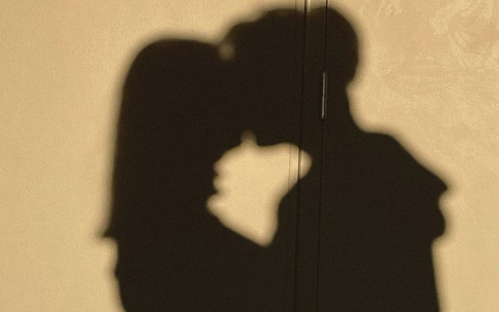 Xôn xao cặp đôi nam nữ ca sĩ nổi tiếng bị bắt gặp lén lút hôn nhau sau một sự kiện? Ảnh 2