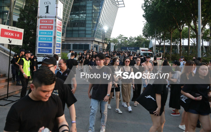 Hé lộ khung cảnh trước giờ G liveshow 'Đồng Âm' của Đen Vâu: Dòng người đổ về chật kín, an ninh thắt chặt Ảnh 2