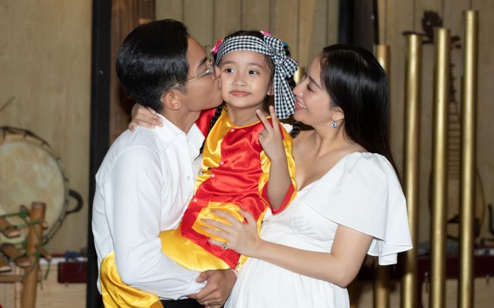 Đang mang thai, Khánh Thi vẫn cùng Phan Hiển làm điều này cho ái nữ Ảnh 2