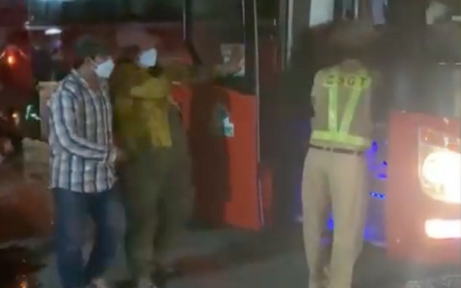 Sợ khách chuyển dạ sinh con trên xe, tài xế bỏ rơi bà bầu chơ vơ giữa đường Ảnh 2