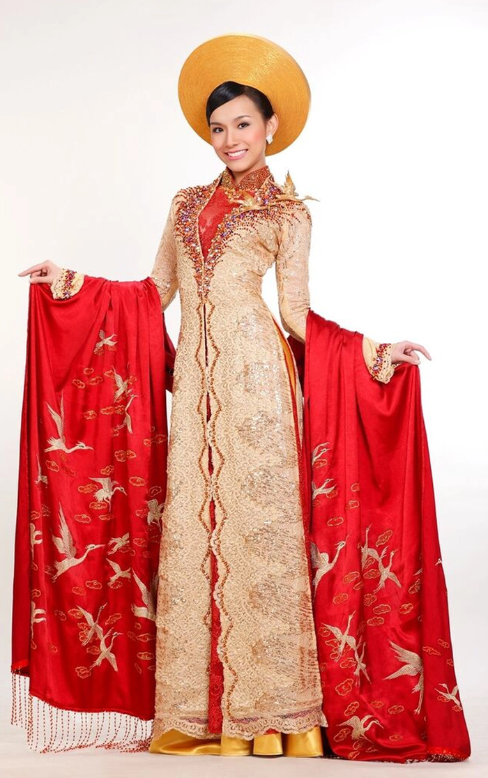 Hoa hậu Thùy Lâm trong phần trình diễn trang phục dân tộc.