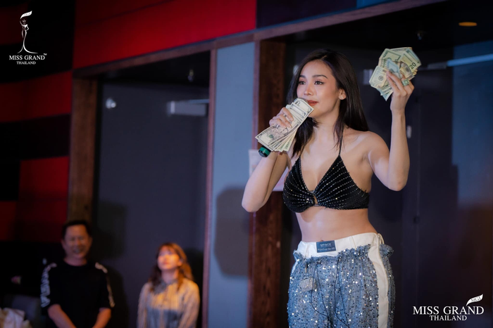 Dù trình diễn ở nơi đất khách quê người nhưng người đẹp lại lựa chọn phong cách cực đơn giản. Miss Grand Thailand 2022 nhận được khoảng tiền tip lớn từ phía người tham dự, cô nàng còn khoe điều này ra trước ống kính. 