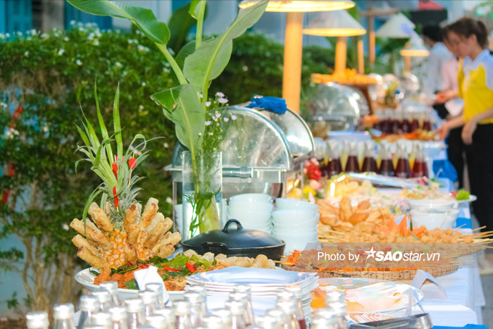 Đến tối, học sinh được nhà trường chiêu đãi tiệc buffet thịnh soạn