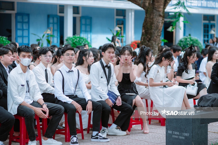 Dàn trai xinh gái đẹp chọn trang phục tông màu trắng đen cho dạ tiệc cuối cấp