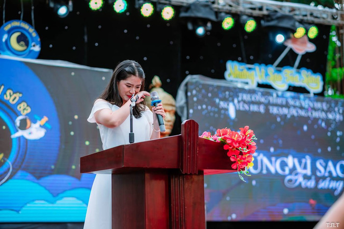  Dạ tiệc cuối cấp của trường THPT top đầu ở Huế: Ai cũng lộng lẫy và xinh đẹp! Ảnh 3